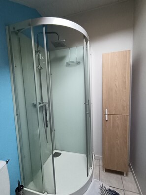 Shower, towels, toilet paper - Gîte Le Cheval qui Rit Breton house in quiet hamlet Pets welcome (Le Mené)