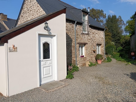 Exterior detail. Gîte Le Cheval qui Rit Breton house in quiet hamlet Pets welcome