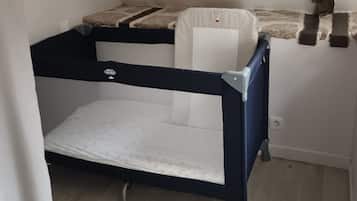 2 habitaciones, tabla de planchar con plancha, cuna de viaje y wifi