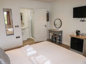 1 bedroom, individually decorated, individually furnished, free WiFi - Alder (Cowbridge)