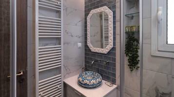 Comfort appartement, 2 slaapkamers, niet-roken | Badkamer | Een douche, gratis toiletartikelen, een haardroger, handdoeken