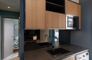 Comfort Apartment, 2 Bedrooms, Non Smoking | Private kitchen | Full-size fridge, microwave, oven, stovetop