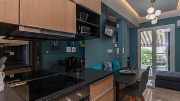 Comfort Apartment, 2 Bedrooms, Non Smoking | Private kitchen | Full-size fridge, microwave, oven, stovetop
