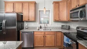 冰箱、微波炉、烤箱、炉灶