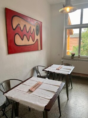 Geladeira grande, cooktop, talheres/pratos/utensílios de cozinha