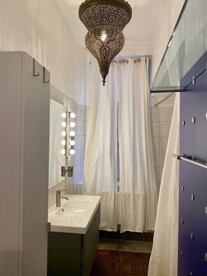 Haartrockner, Handtücher, Seife, Shampoo