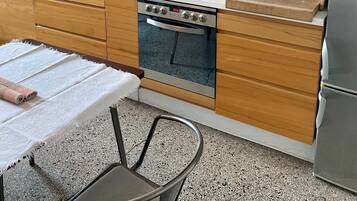 Großer Kühlschrank, Herdplatte, Kochgeschirr/Geschirr/Besteck