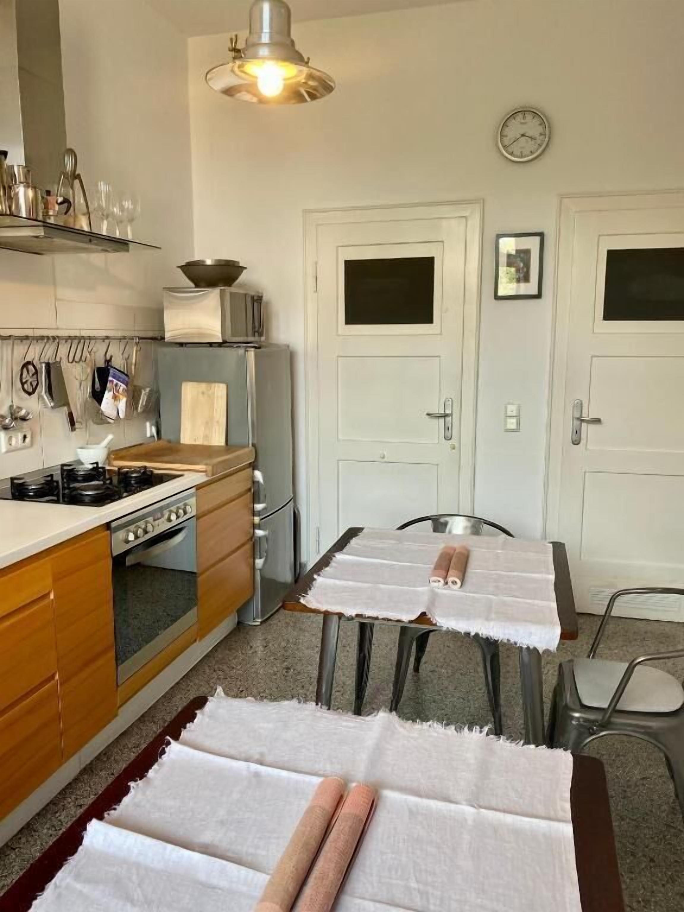 Geladeira grande, cooktop, talheres/pratos/utensílios de cozinha