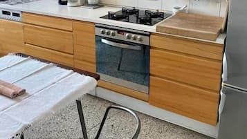 Großer Kühlschrank, Herdplatte, Kochgeschirr/Geschirr/Besteck