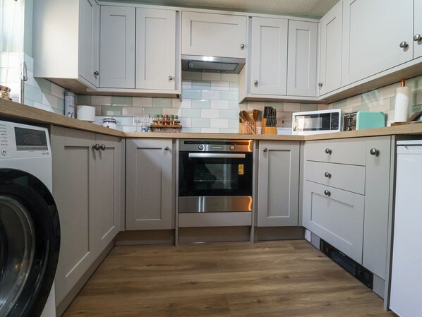 Cookware/dishes/utensils