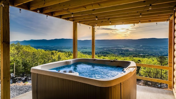Un jacuzzi con vistas panorámicas a un paisaje montañoso.