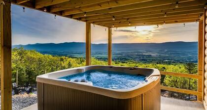 Epic Views - Pickleball - HotTub - Firepit - Shenandoah National Park!