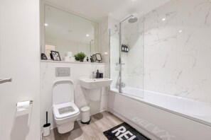 淋浴设施、吹风机、毛巾、肥皂