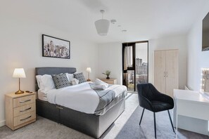 2 dormitorios, escritorio, tabla de planchar con plancha y cuna de viaje