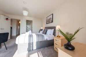 2 chambres, bureau, fer et planche à repasser, lit parapluie