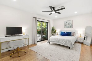 3 habitaciones, escritorio y tabla de planchar con plancha 