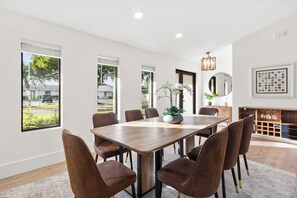 Dining - Luxury Home In Lighthouse Point Island - Heated Pool- Near The Beach - Walkable (Lighthouse Point)