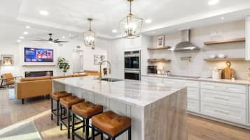 Geladeira, micro-ondas, fogão, cooktop