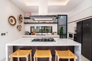 Een koelkast, een microgolfoven, een oven, een kookplaat