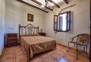 3 bedrooms, free WiFi, bed sheets - Authentic cortijo with private pool (Loja)