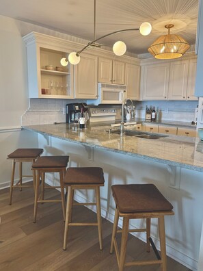 Fridge, microwave, oven, stovetop - The Emerald View- Oceanfront- Top Floor- 3 Pools (Pine Knoll Shores)