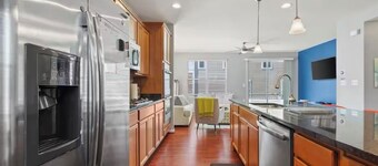 4-bedroom townhome in amazing Washington with AC, WiFi