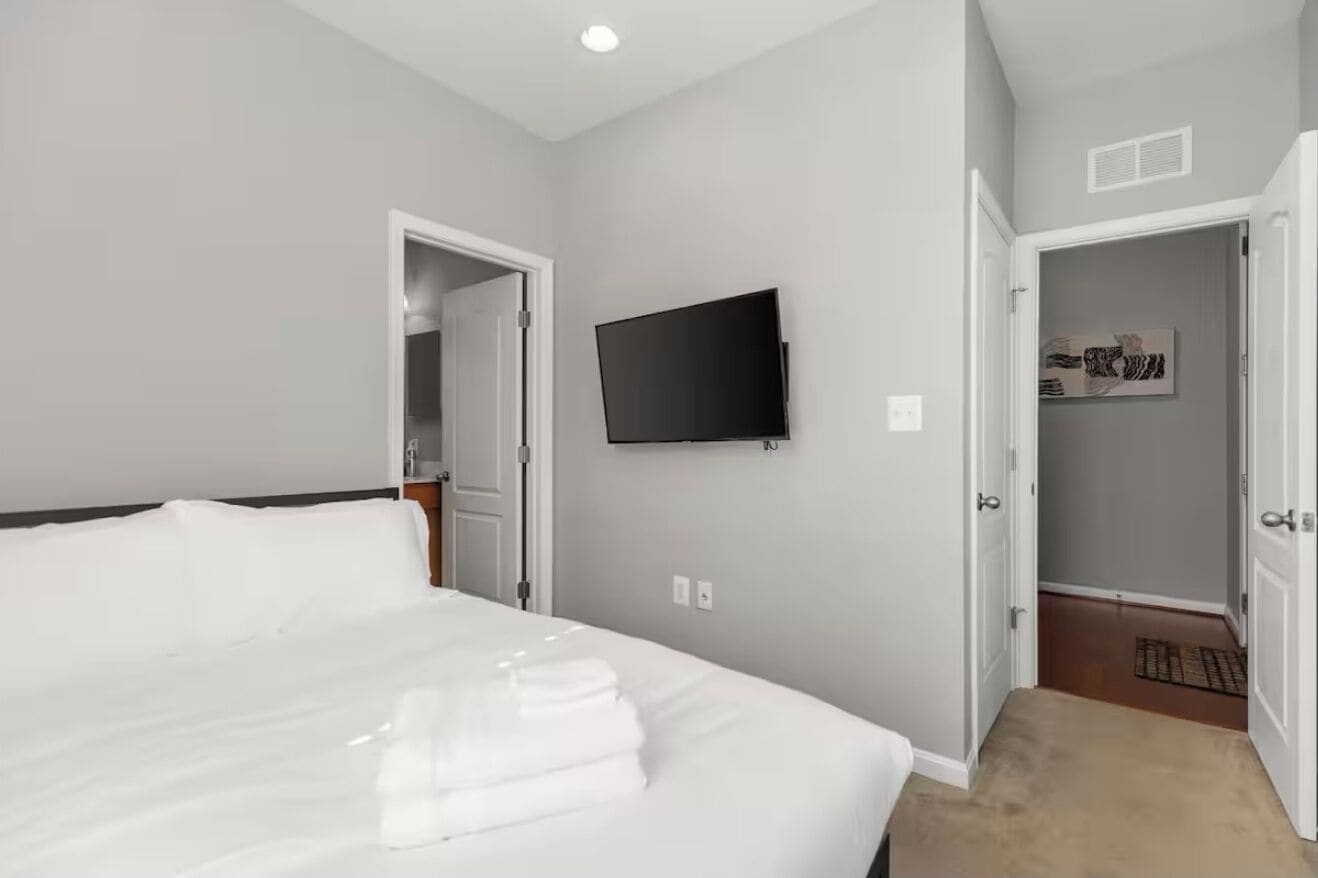 4 bedrooms, iron/ironing board, WiFi, bed sheets