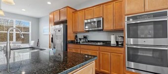 4-bedroom townhome in amazing Washington with AC, WiFi
