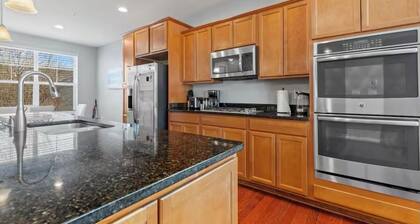 4-bedroom townhome in amazing Washington with AC, WiFi