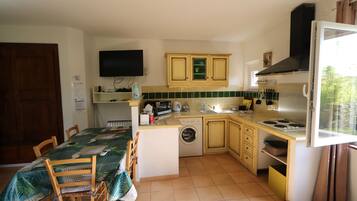 Fridge, microwave, oven, coffee/tea maker