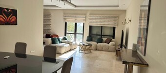 3-bedroom apartment in cool Giza Governorate with AC, WiFi