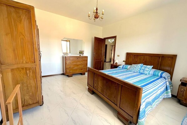 2 bedrooms, iron/ironing board, WiFi (free), bed sheets