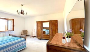 2 bedrooms, desk, iron/ironing board, WiFi