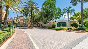 A paved entrance to a hotel with palm trees and a sign that reads "The Yacht Club." - Cozy 1 bedroom +1 bathroom condo in enchanting Miami with AC, WiFi, Fitness room (Miami)