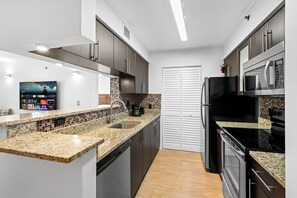 Réfrigérateur, four à micro-ondes, un four, surface de cuisson