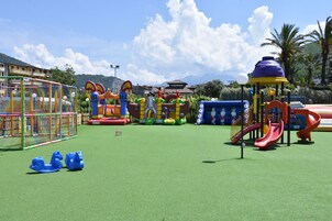 Zona de juegos infantil al aire libre