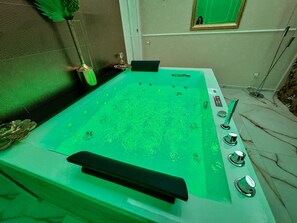 ラグジュアリー ルーム バルコニー | 専用スパ浴槽