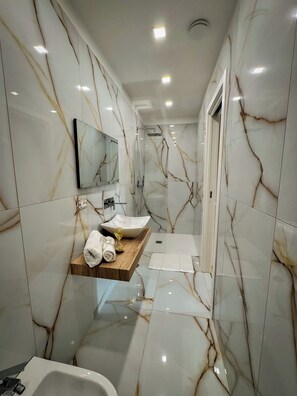 Habitación Deluxe, balcón | Baño | Secador de pelo, bidé, toallas y jabón