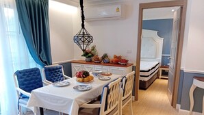 Luksusleilighet, balkong, bassengutsikt | Oppholdsområde