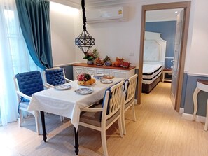 Luksusleilighet, balkong, bassengutsikt | Oppholdsområde