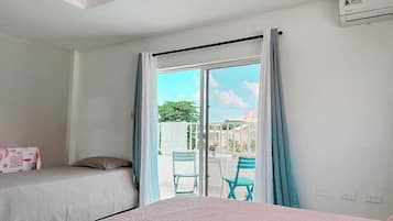 Habitación familiar, balcón, vista al patio | Wifi gratis y ropa de cama