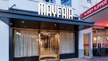 La façade de l’hôtel Mayfair, avec son entrée imposante et une enseigne indiquant « The Ruby Slipper ».