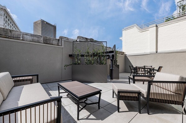 3BR Lavish Penthouse + Canal St Private Patio | The Mayfair | Innenbereich