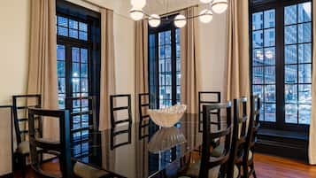 3BR Historic Dance Hall & Canal St Views | The Mayfair | Comedor