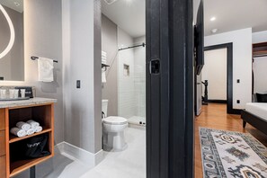 4BR 2-Story Historic Space Steps to French Quarter | The Mayfair | Badezimmer | Dusche, umweltfreundliche Kosmetikartikel, Haartrockner, Handtücher