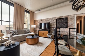 3BR Ultimate Group Retreat 2 Blocks to Bourbon St | The Mayfair | Innenbereich