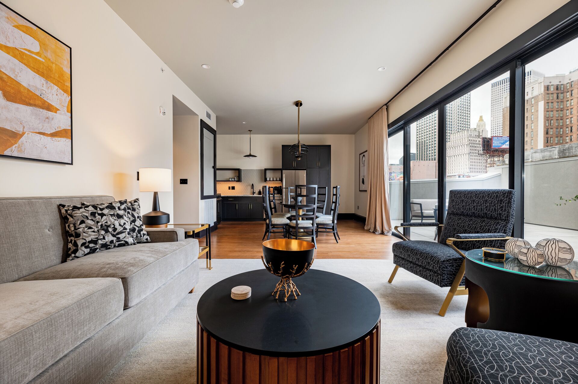 3BR Lavish Penthouse + Canal St Private Patio | The Mayfair | 起居區 | 65-吋智慧型電視、有線頻道、Netflix、Hulu