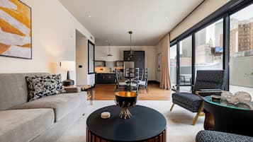 3BR Lavish Penthouse + Canal St Private Patio | The Mayfair | Área de estar | Smart TV 65 polegadas com canais a cabo, Netflix, Hulu