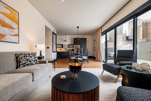 Appartement | Woonruimte | Een 65-inch smart-tv met kabelzenders, Netflix en Hulu