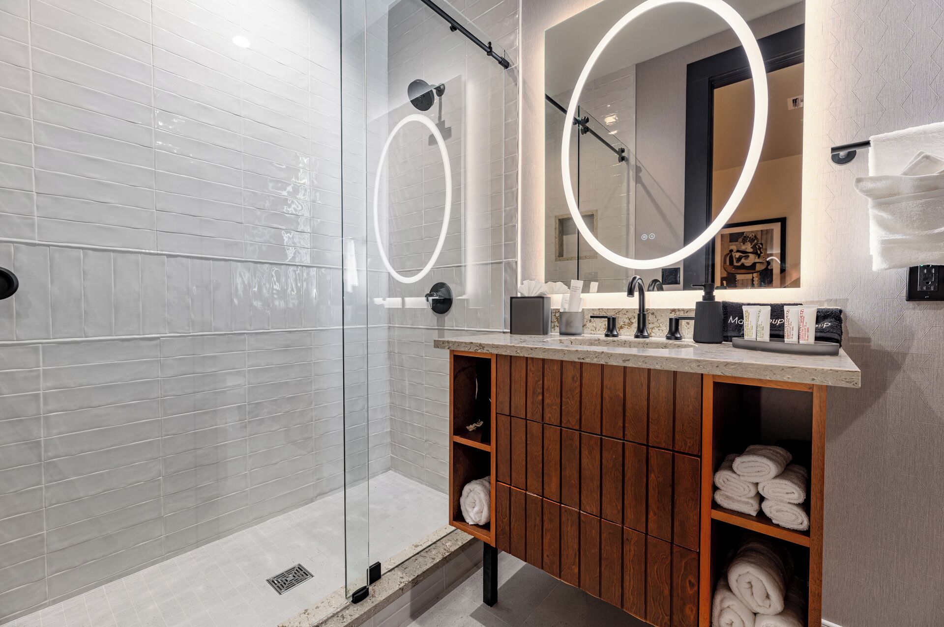 3BR Lavish Penthouse + Canal St Private Patio | The Mayfair | 浴室 | 淋浴設備、環保盥洗用品、吹風機、毛巾